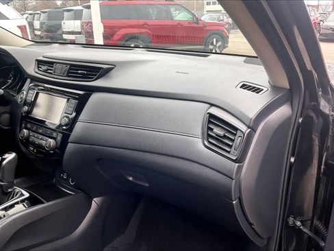 Used 2018 Nissan Rogue SV w/ Premium Package image 13