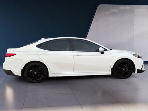 Used 2025 Toyota Camry SE image 6