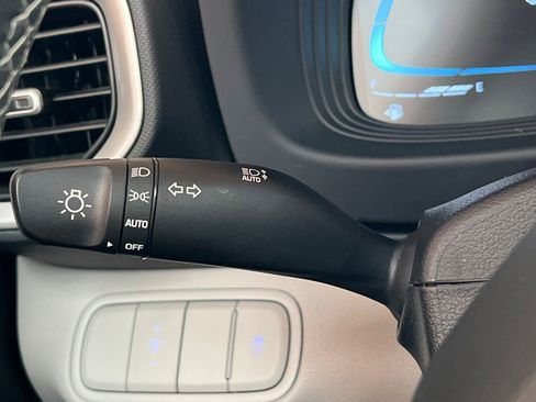 Certified 2025 Hyundai Venue SEL image 33