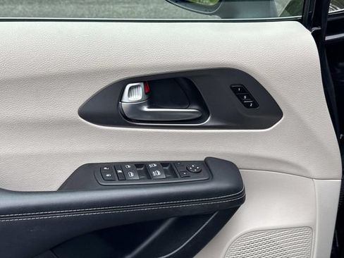 Used 2023 Chrysler Pacifica Touring-L FWD image 26