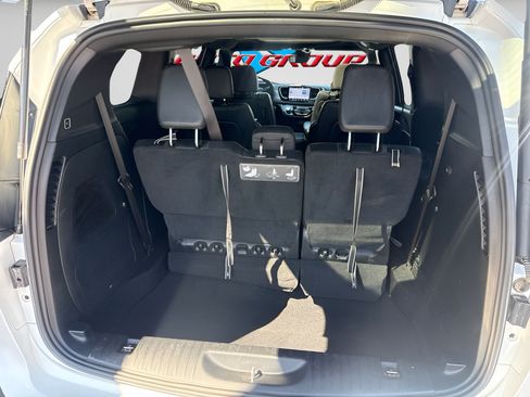 Used 2021 Chrysler Pacifica Touring-L w/ Uconnect Theater Family Group FWD image 8