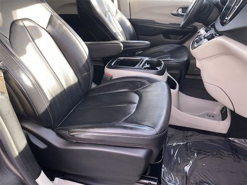 Used 2023 Chrysler Pacifica Touring-L image 37