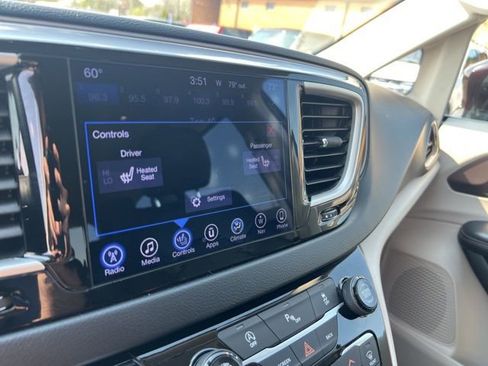 Used 2017 Chrysler Pacifica Touring-L w/ Tire & Wheel Group FWD image 14