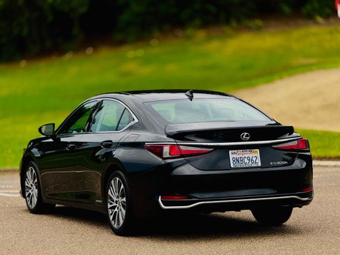 Used 2019 Lexus ES 300h w/ Premium Package image 5