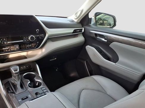 Used 2024 Toyota Highlander Platinum image 14