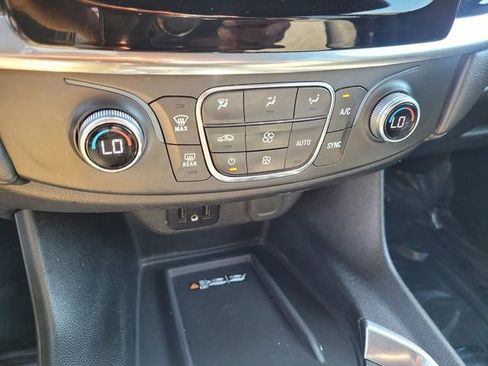 Used 2023 Chevrolet Traverse LT FWD image 21
