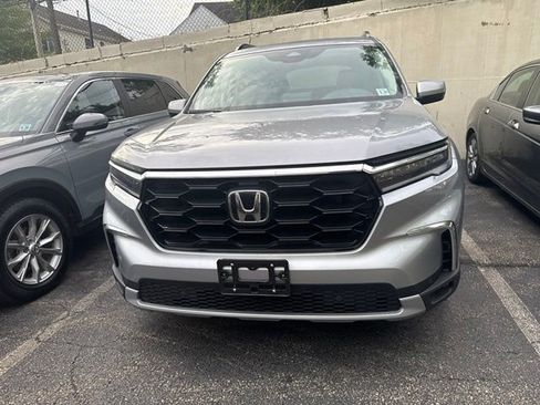 Used 2025 Honda Pilot Touring image 2
