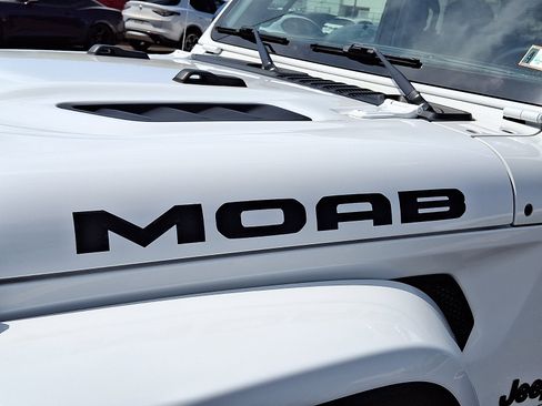 Used 2019 Jeep Wrangler Unlimited Sahara w/ Quick Order Package 24M Moab AWD/4WD image 32