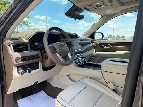 Used 2024 GMC Yukon XL Denali w/ Advanced Technology Package AWD/4WD image 9