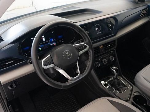 Used 2023 Volkswagen Taos SE w/ Panoramic Sunroof Package FWD image 4