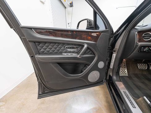 Used 2017 Bentley Bentayga AWD/4WD image 40