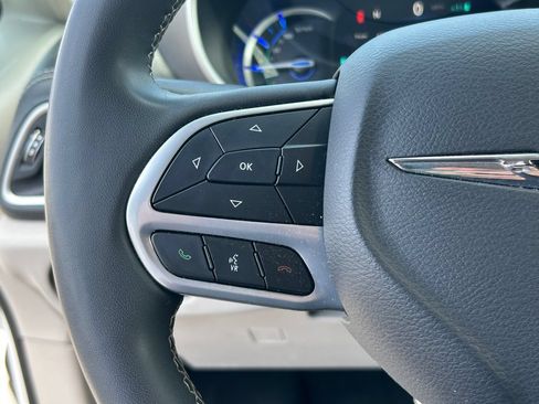 Used 2023 Chrysler Pacifica Touring-L FWD image 20