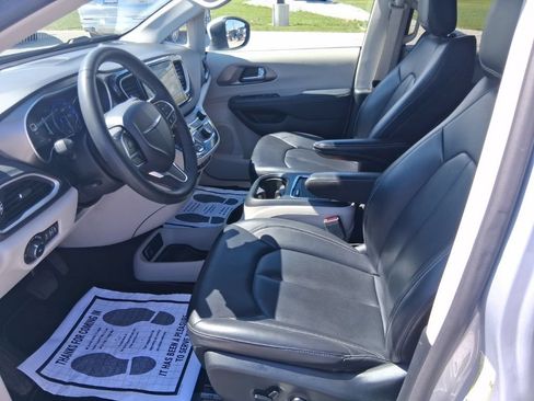 Used 2023 Chrysler Pacifica Touring-L FWD image 13
