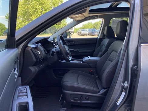 Used 2024 Nissan Pathfinder SV w/ SV Premium Package AWD/4WD image 12