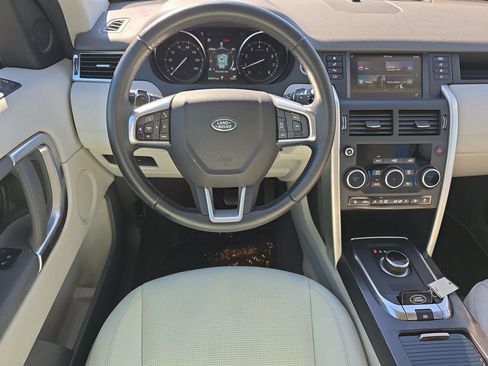 Used 2019 Land Rover Discovery Sport SE image 6