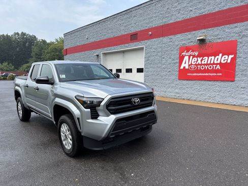 Used 2025 Toyota Tacoma SR AWD/4WD image 1