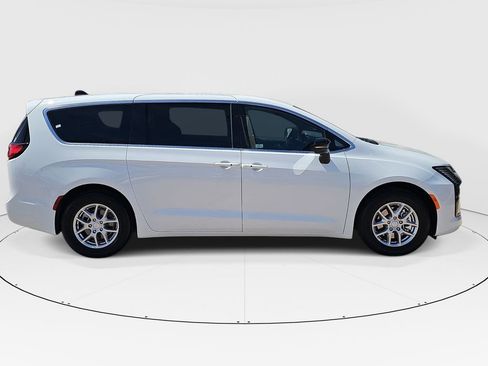 New 2027 Chrysler Pacifica Select FWD image 2