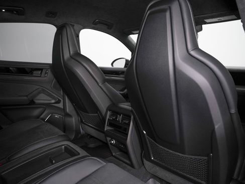 Used 2025 Porsche Cayenne Turbo GT AWD/4WD image 40