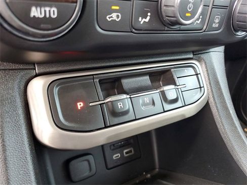 Used 2021 GMC Acadia Denali w/ Denali Technology Package image 27