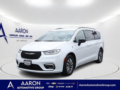 Used 2025 Chrysler Pacifica Select