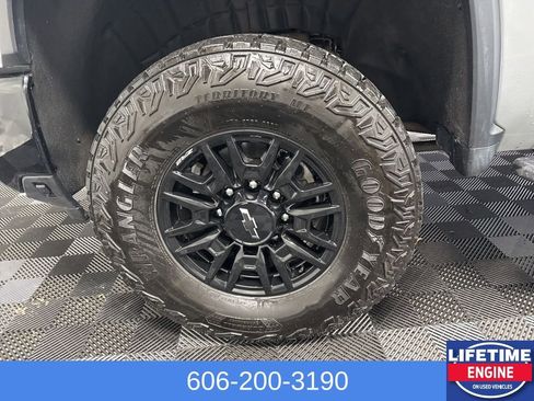 Used 2024 Chevrolet Silverado 2500 ZR2 w/ Technology Package image 18