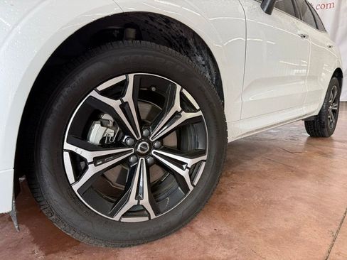 Used 2022 Volvo XC60 B5 Momentum w/ Protection Package Premier FWD image 19