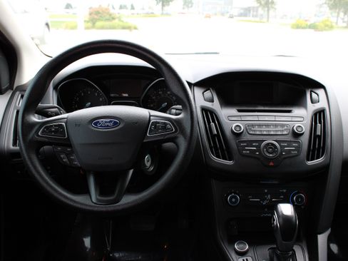 Used 2016 Ford Focus SE w/ SE Power Seat Package FWD image 12