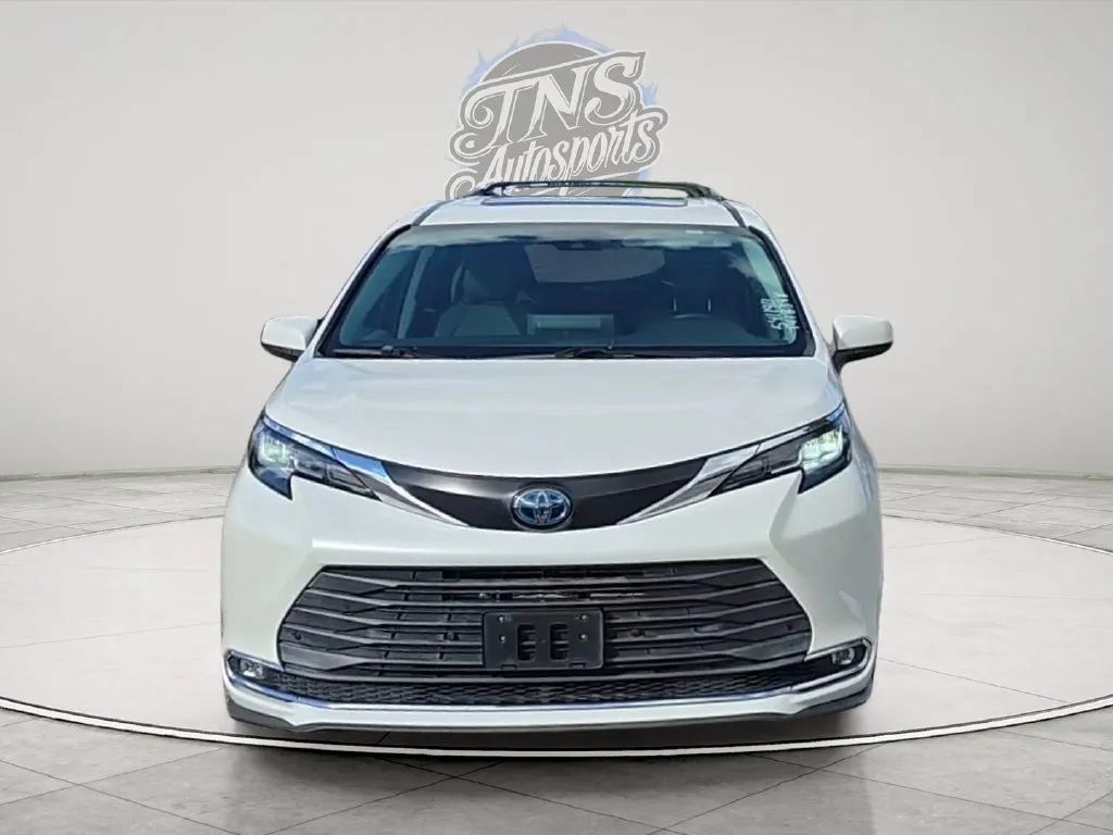 Used 2021 Toyota Sienna XLE FWD image 8