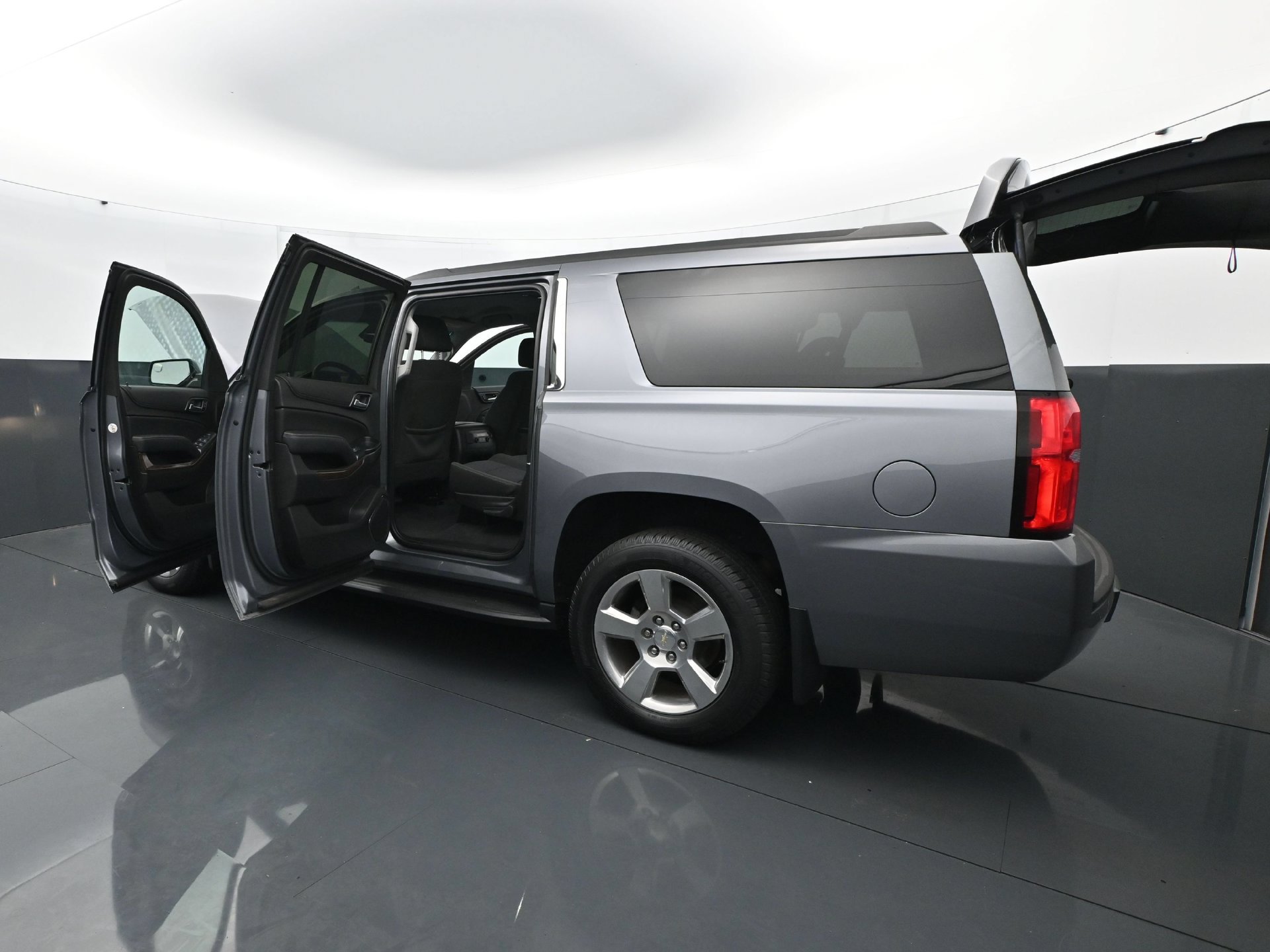 Used 2019 Chevrolet Suburban LS w/ Max Trailering Package AWD/4WD image 34