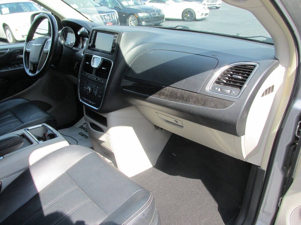 Used 2015 Chrysler Town & Country Touring w/ Driver Convenience Group FWD image 31