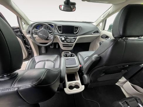 Used 2023 Chrysler Pacifica Touring-L FWD image 11