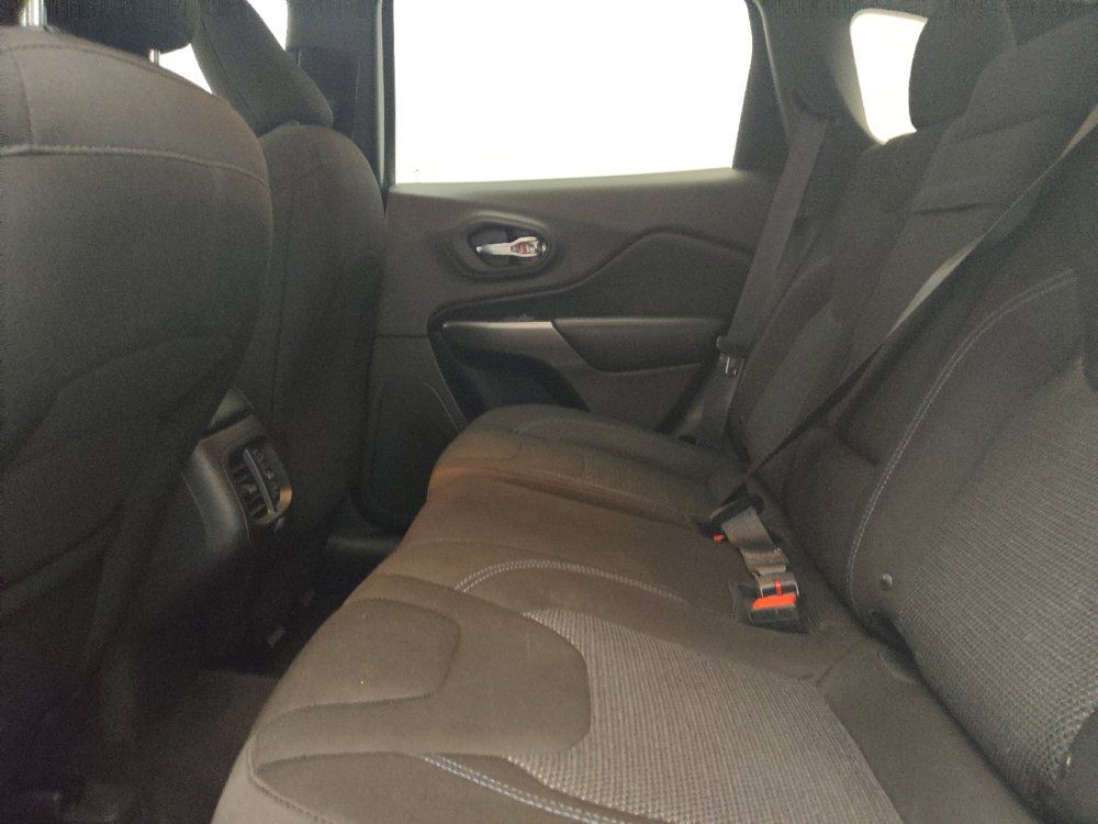 Used 2019 Jeep Cherokee Latitude w/ Popular Appearance Group FWD image 18