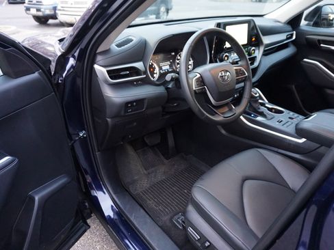 Used 2025 Toyota Highlander XLE image 7