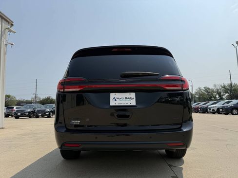 Used 2021 Chrysler Pacifica Touring-L w/ Uconnect Theater Family Group AWD/4WD image 30