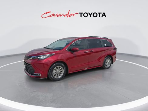 Used 2023 Toyota Sienna XLE FWD image 4