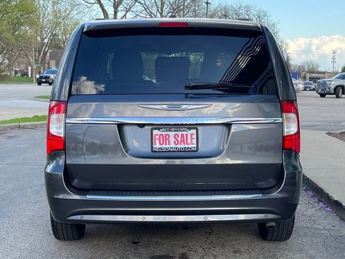 Used 2016 Chrysler Town & Country Touring-L image 6