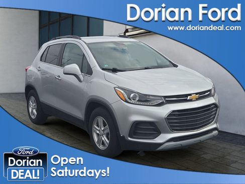 Used 2018 Chevrolet Trax LT w/ LT Convenience Package FWD image 1
