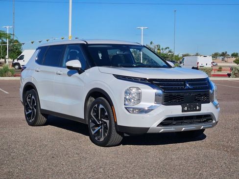 Used 2024 Mitsubishi Outlander SE image 3