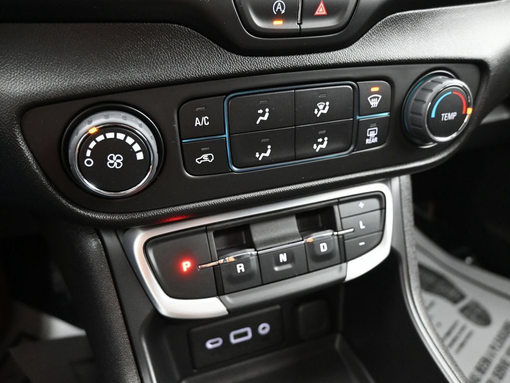 Used 2024 GMC Terrain SLE AWD/4WD image 18