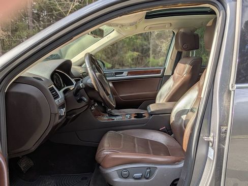 Used 2013 Volkswagen Touareg TDI image 13
