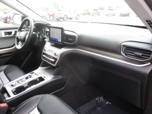 Used 2024 Ford Explorer XLT w/ Equipment Group 202A AWD/4WD image 43
