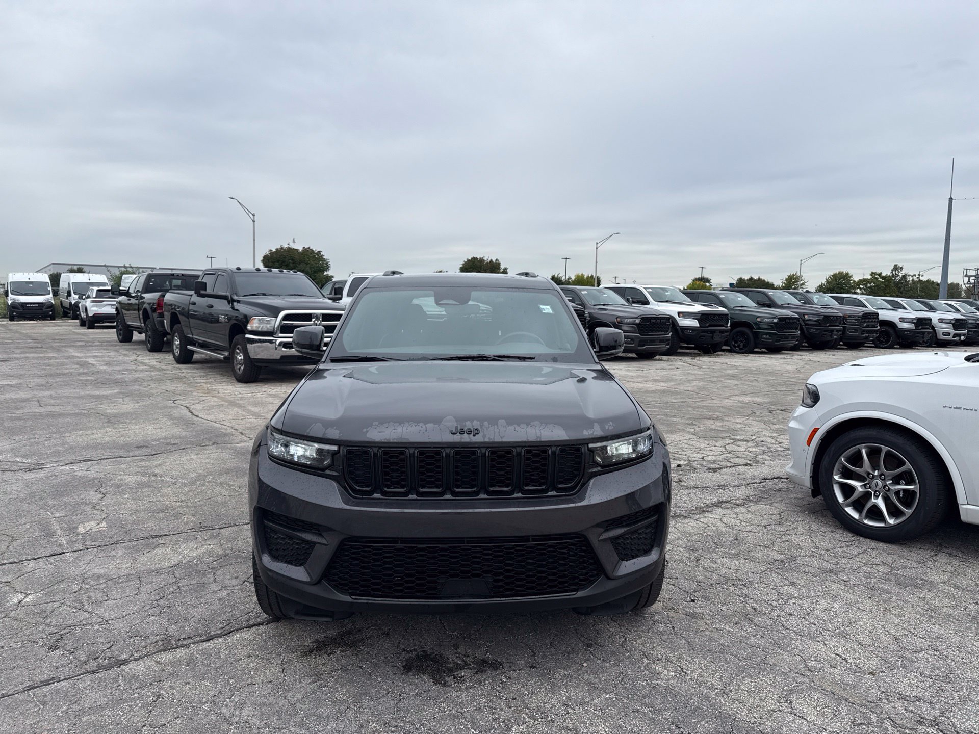 Used 2023 Jeep Grand Cherokee Altitude AWD/4WD image 2