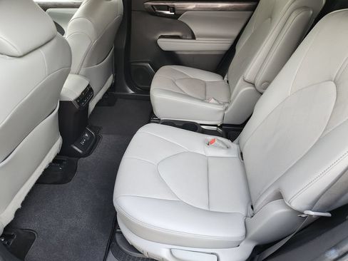 Used 2022 Toyota Highlander Platinum AWD/4WD image 29