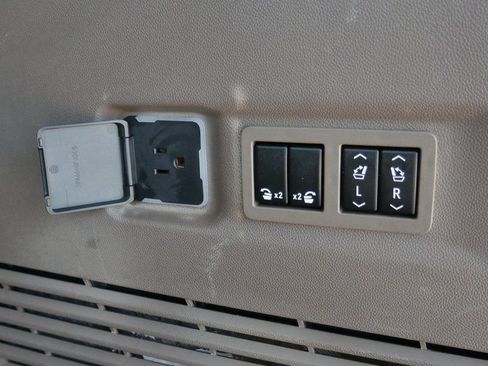 Used 2023 GMC Yukon XL Denali AWD/4WD image 34
