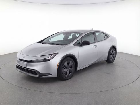 Used 2025 Toyota Prius LE FWD image 3