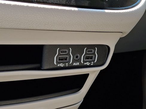 Used 2023 Chrysler Pacifica Touring-L FWD image 25