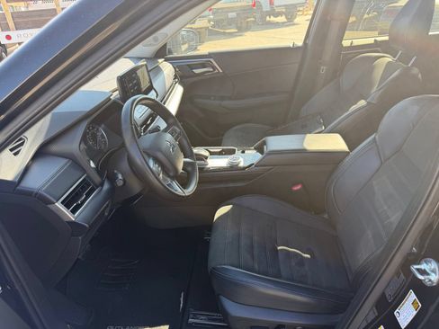 Used 2025 Mitsubishi Outlander SE FWD image 10