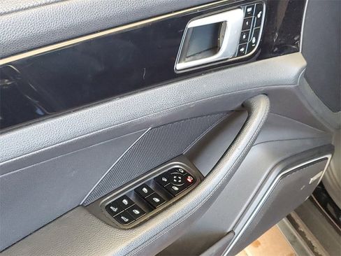 Used 2018 Porsche Panamera 4 image 18