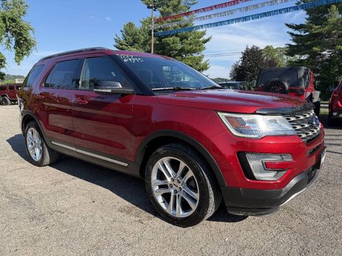 Used 2017 Ford Explorer XLT w/ Equipment Group 202A AWD/4WD image 3