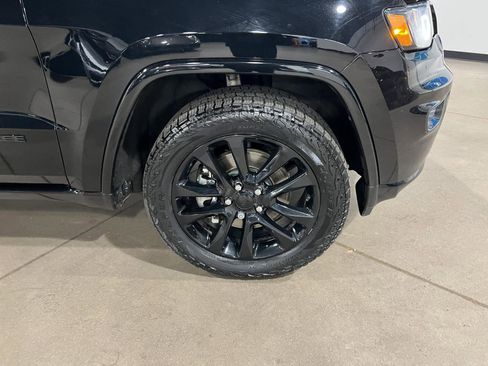 Used 2022 Jeep Grand Cherokee Laredo X image 39